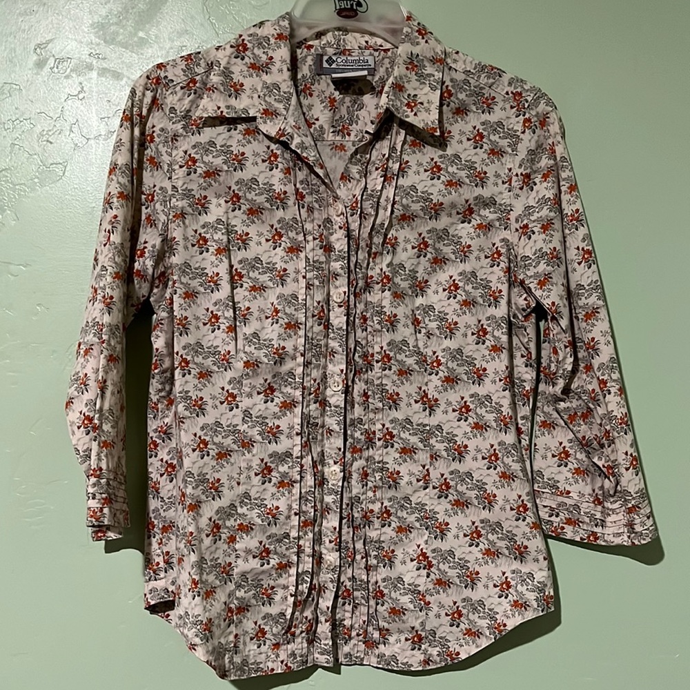 Columbia Womens button down 3/4 shirt.